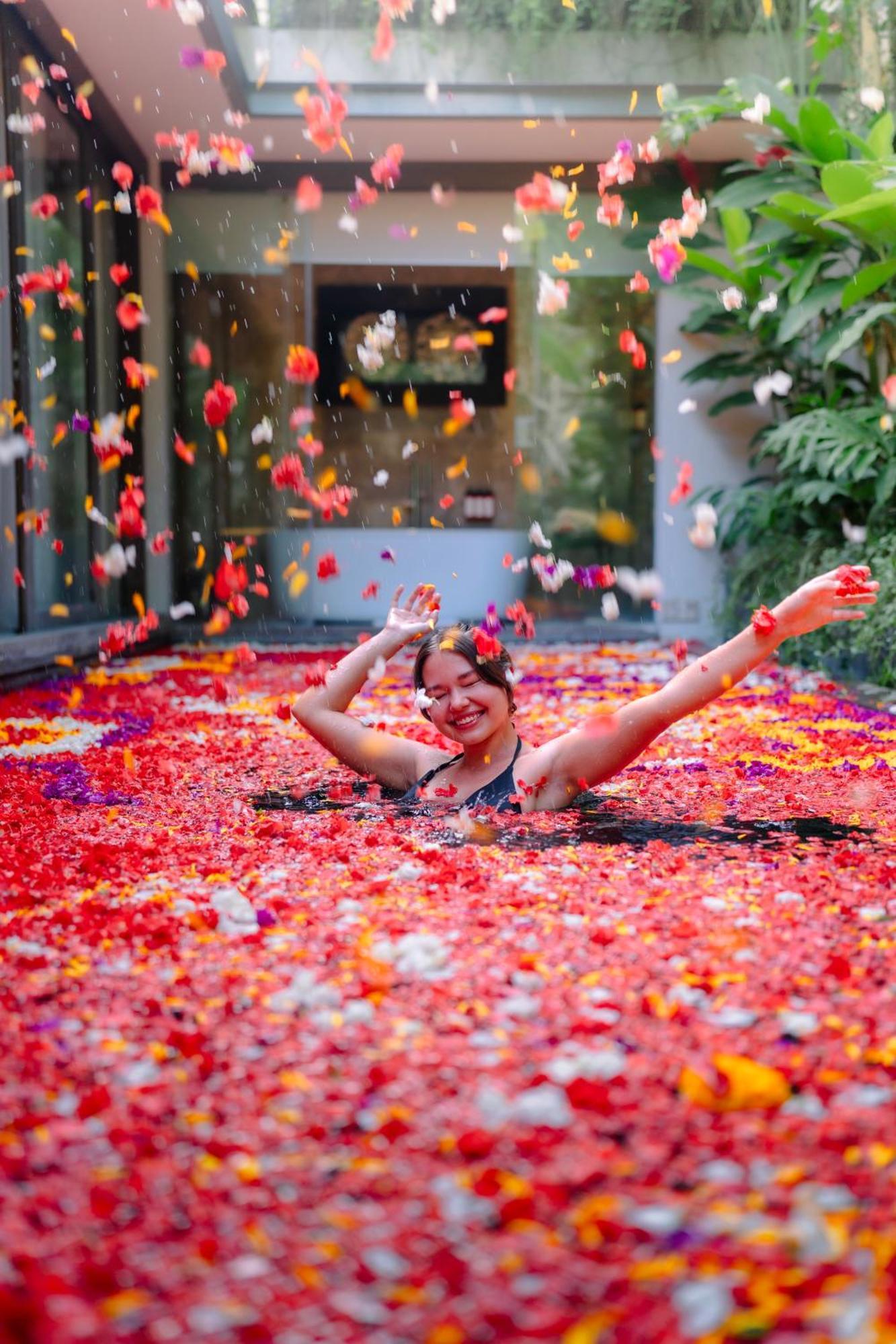 Goya Boutique Resort Убуд Экстерьер фото Flower bath at the spa